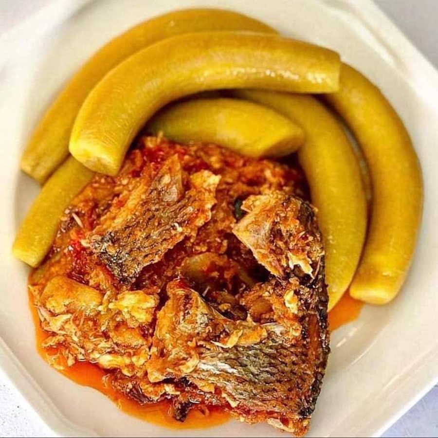 Whole fried fish served with ripe plantain
